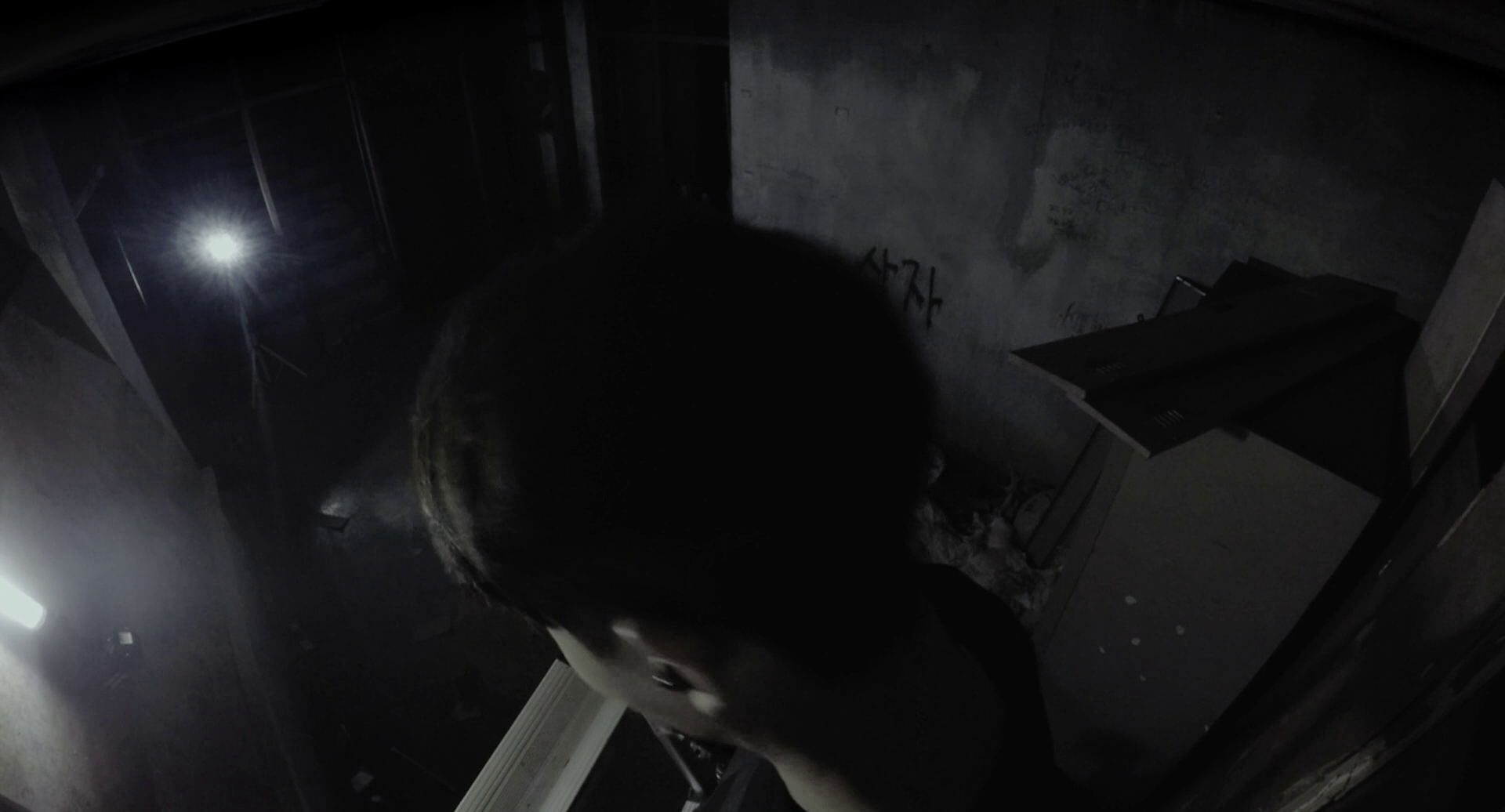  Gonjiam.Haunted.Asylum.2018.KOREAN.1080p.BluRay.x264.DTS-WiKi 9.00GB-3.png